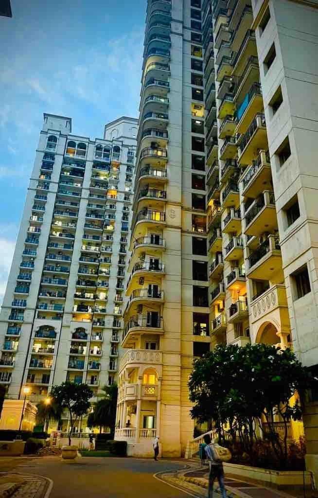 Apartment Executive In Dlf Midtown West Delhi *