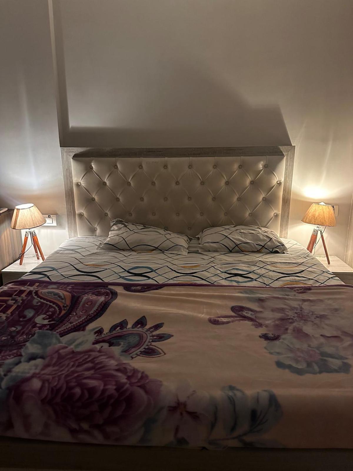 Executive In Dlf Midtown West Delhi Apartment