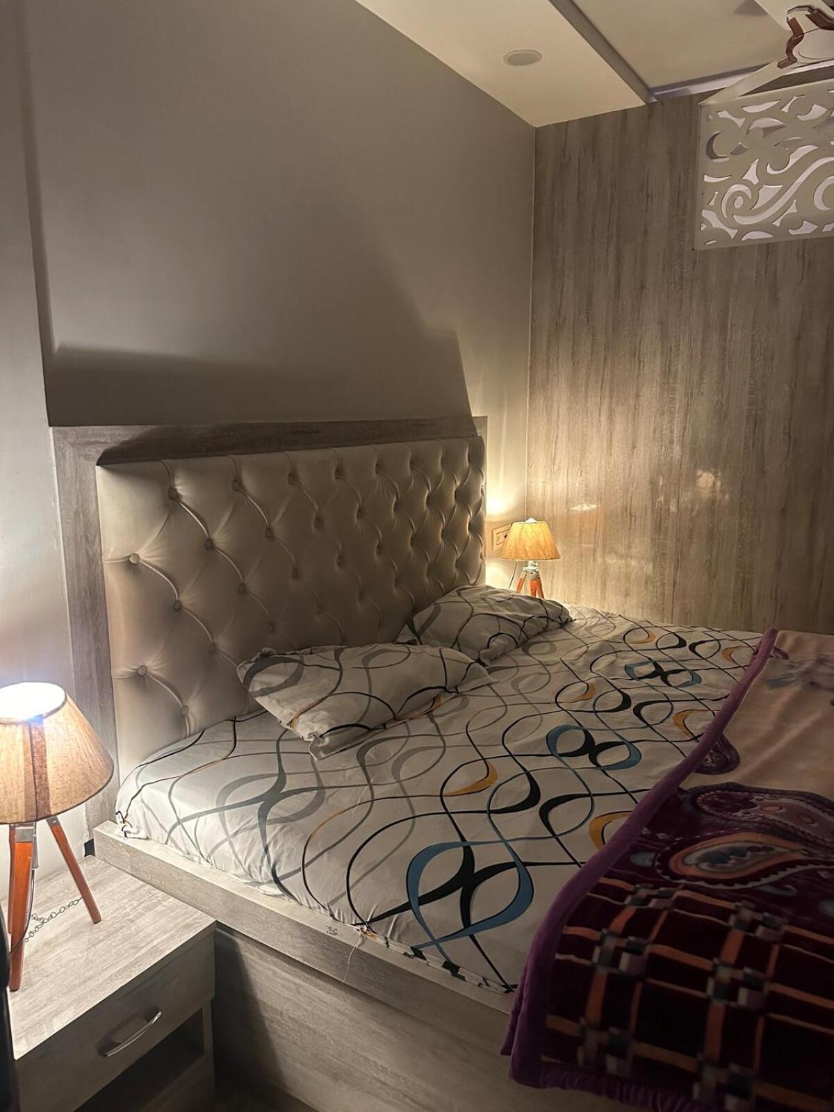 Executive In Dlf Midtown West Delhi * New Delhi