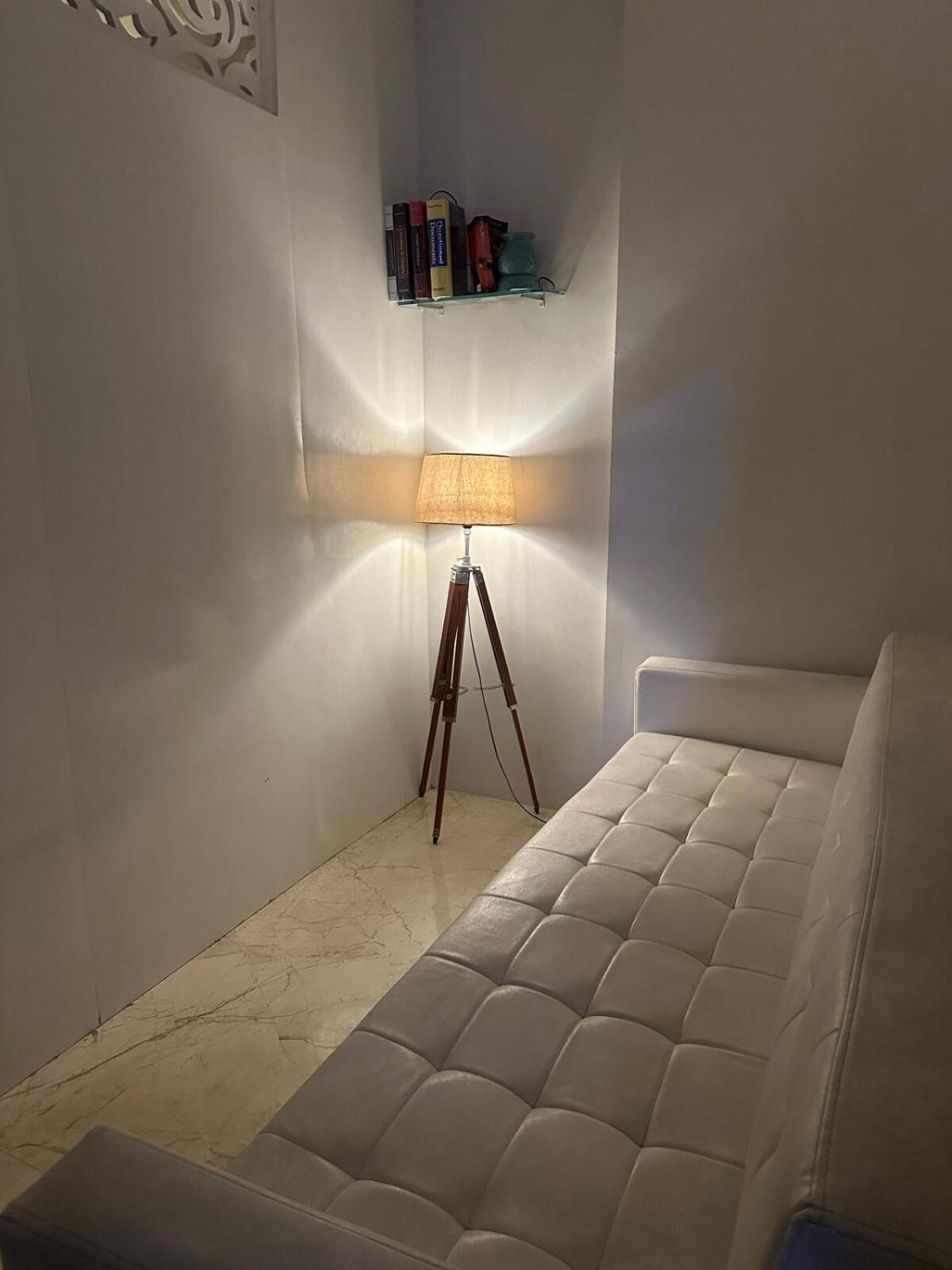 Executive In Dlf Midtown West Delhi