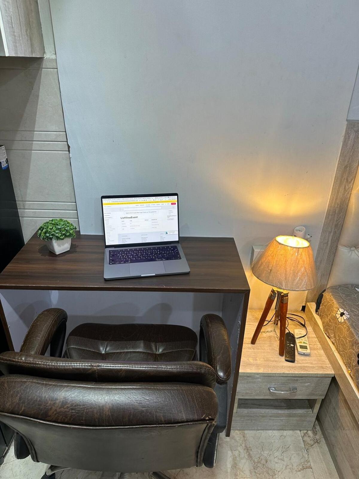 Apartment Executive In Dlf Midtown West Delhi