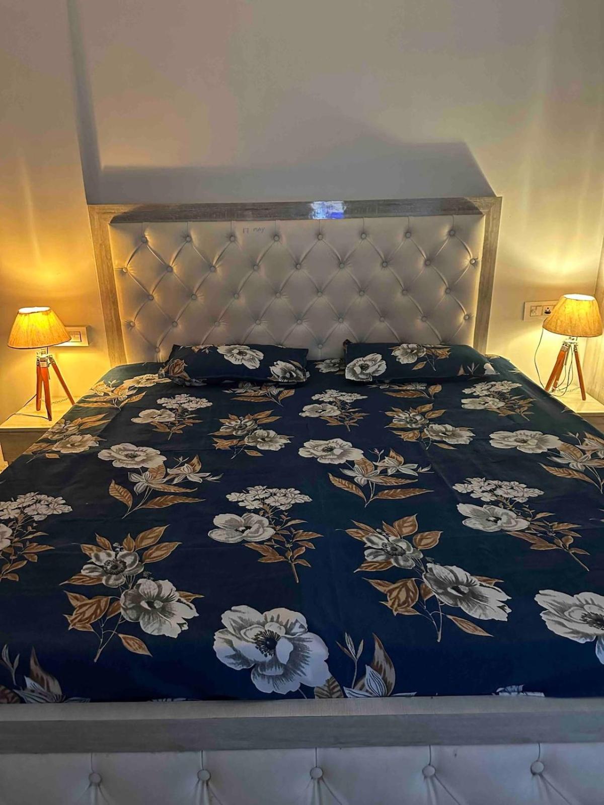 Executive In Dlf Midtown West Delhi *