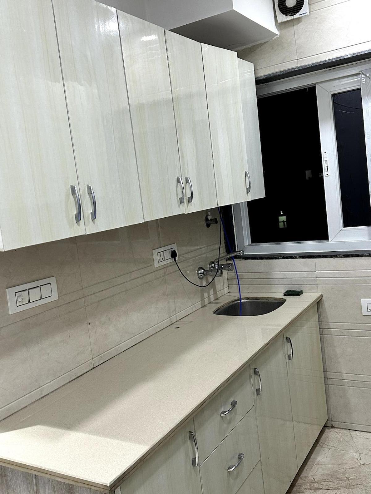 Executive In Dlf Midtown West Delhi * New Delhi