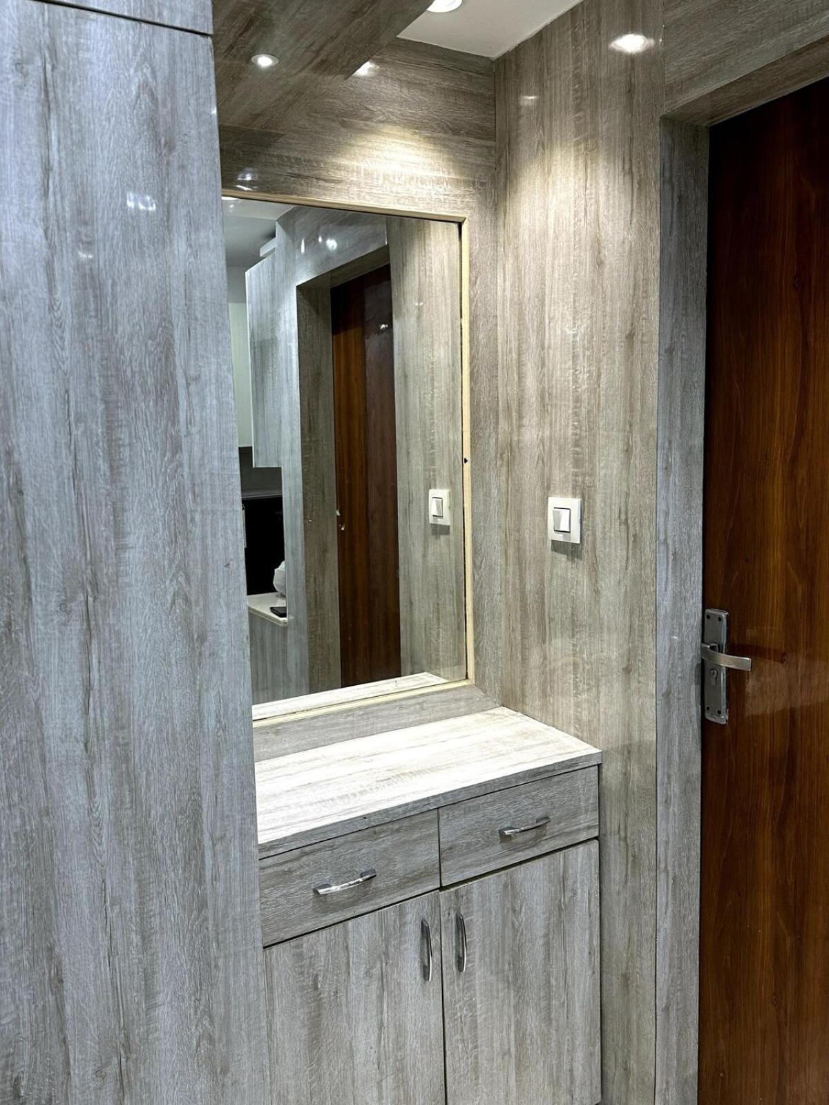 Executive In Dlf Midtown West Delhi Apartment