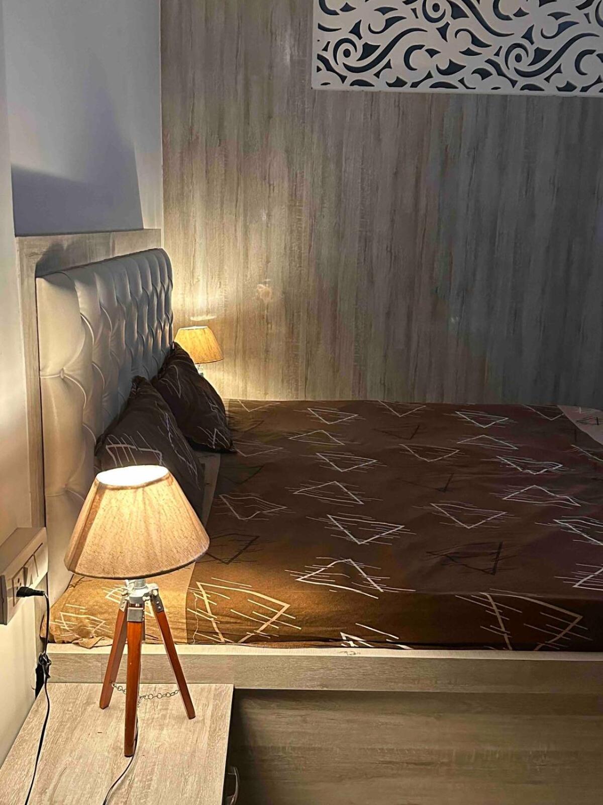 Apartment Executive In Dlf Midtown West Delhi *
