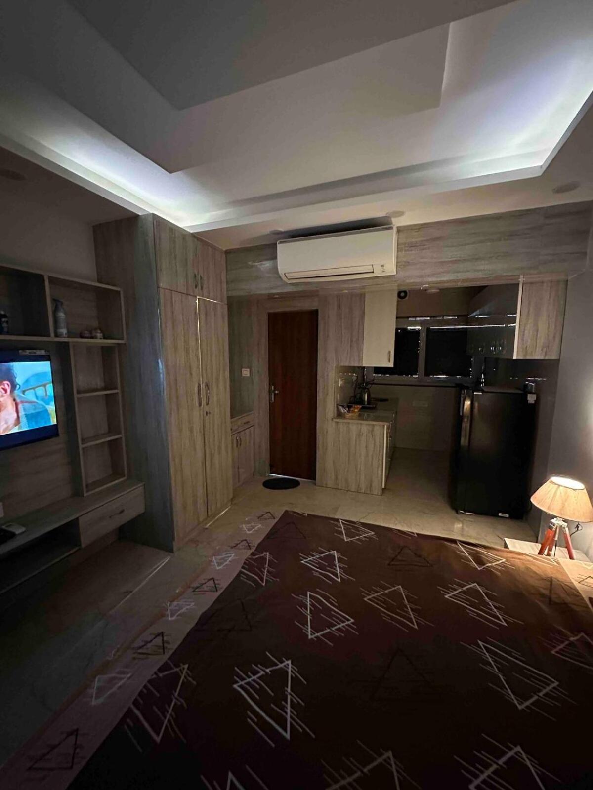 Executive In Dlf Midtown West Delhi Apartment