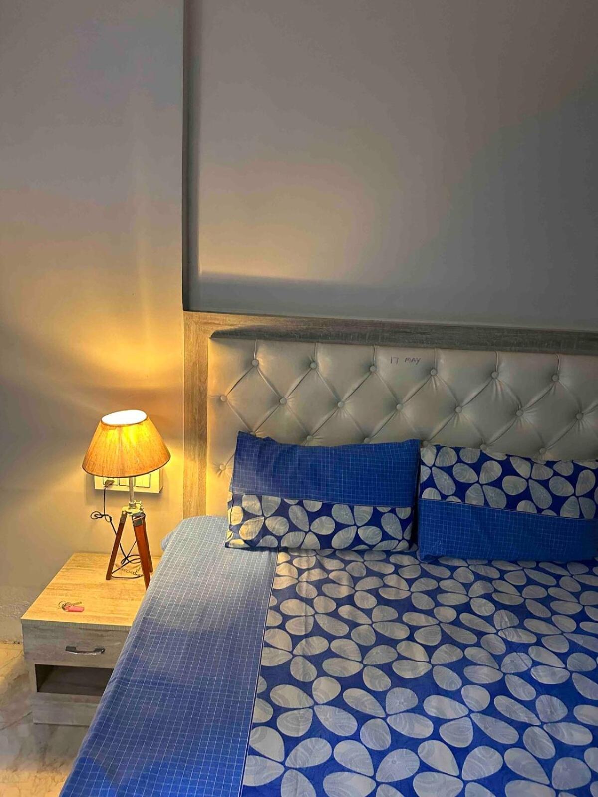 Apartment Executive In Dlf Midtown West Delhi