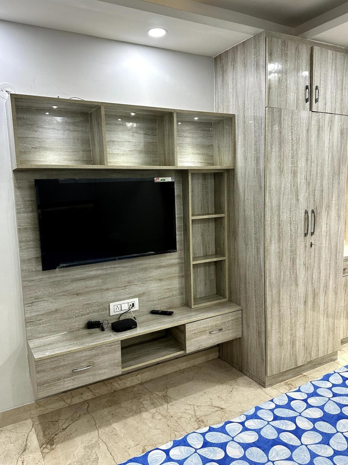 Executive In Dlf Midtown West Delhi *